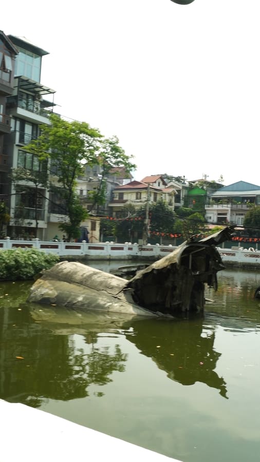 B52 lake Hanoi 1